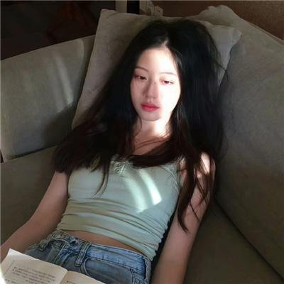 马戏院帐篷顶上的艺人